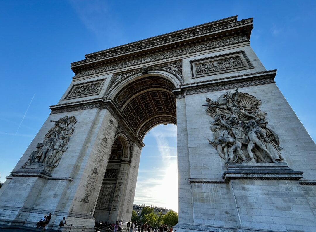 A los pies del Arco del Triunfo.