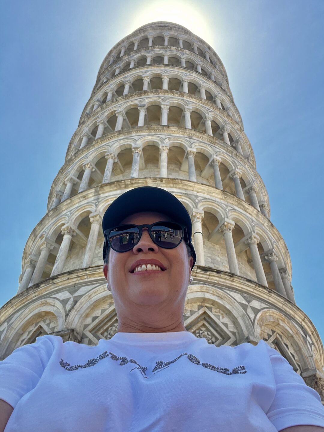 A medio día a la sombra de la Torre de Pisa.