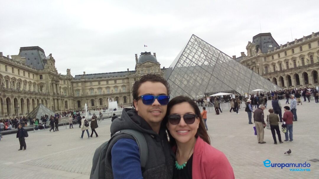 afuera del museo louvre