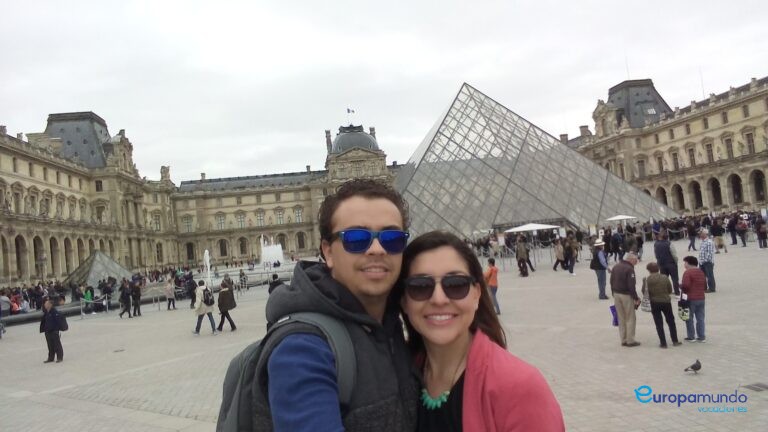 afuera del museo louvre