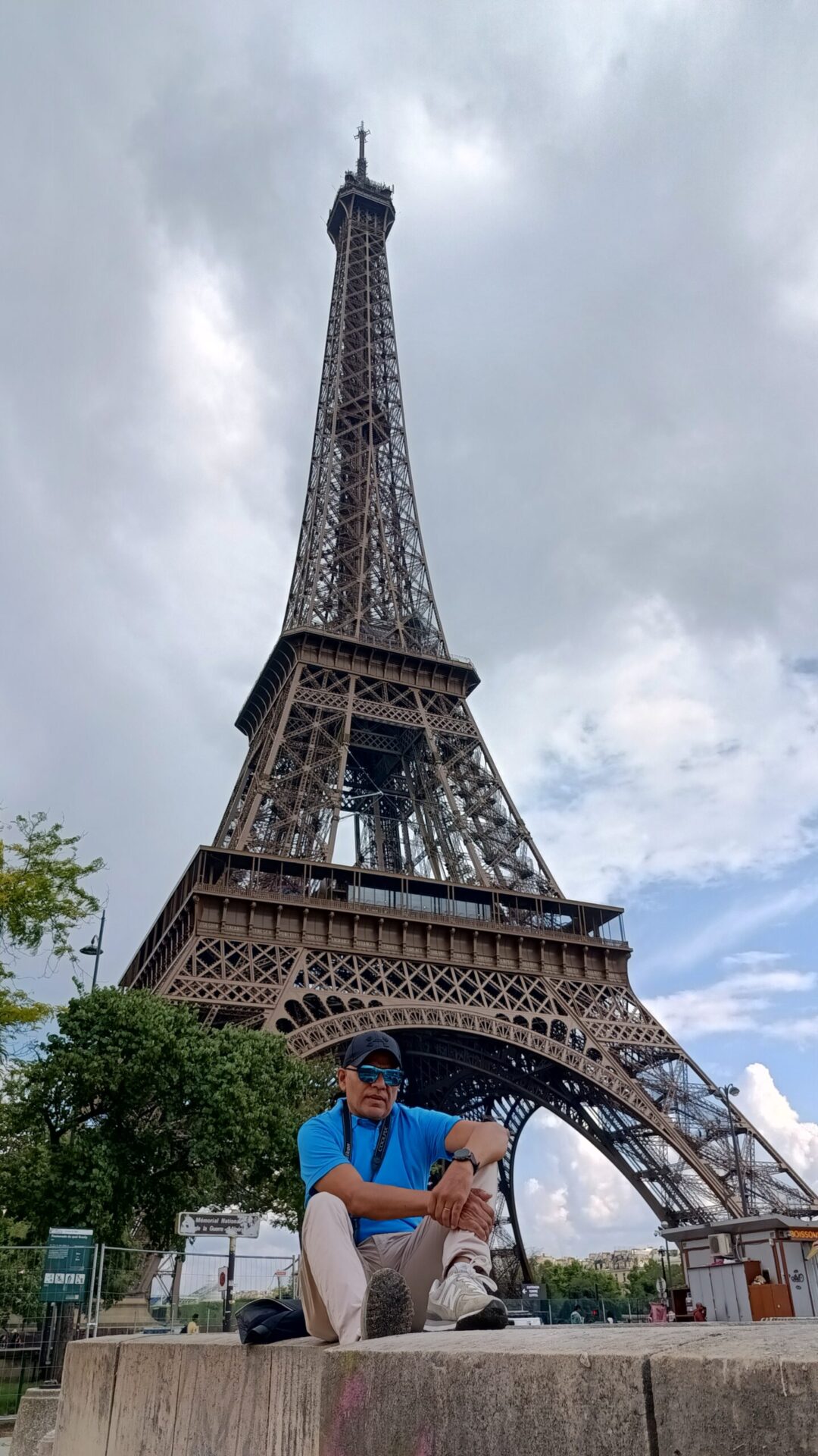 Al lado del río Sena, con la torre en la espalda