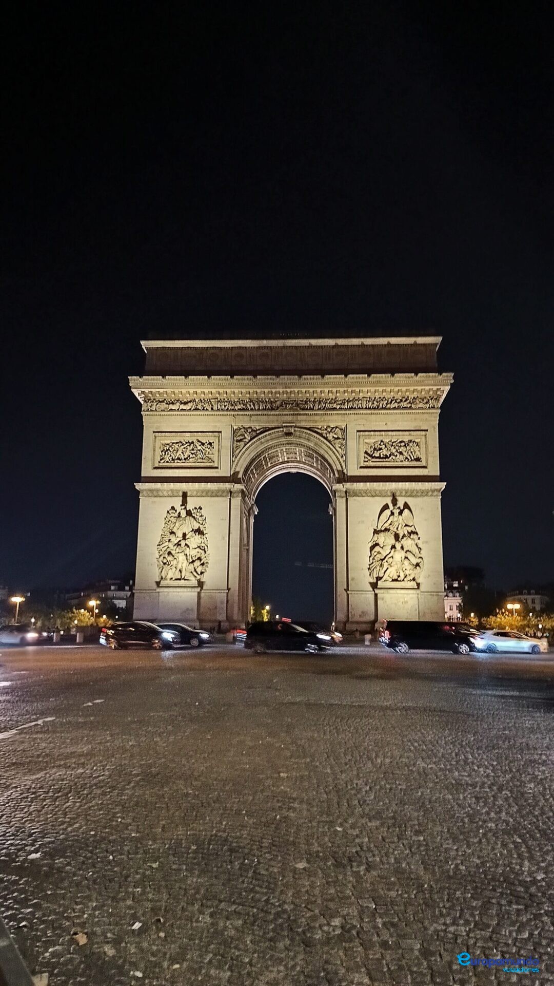 Arco del triunfo iluminado