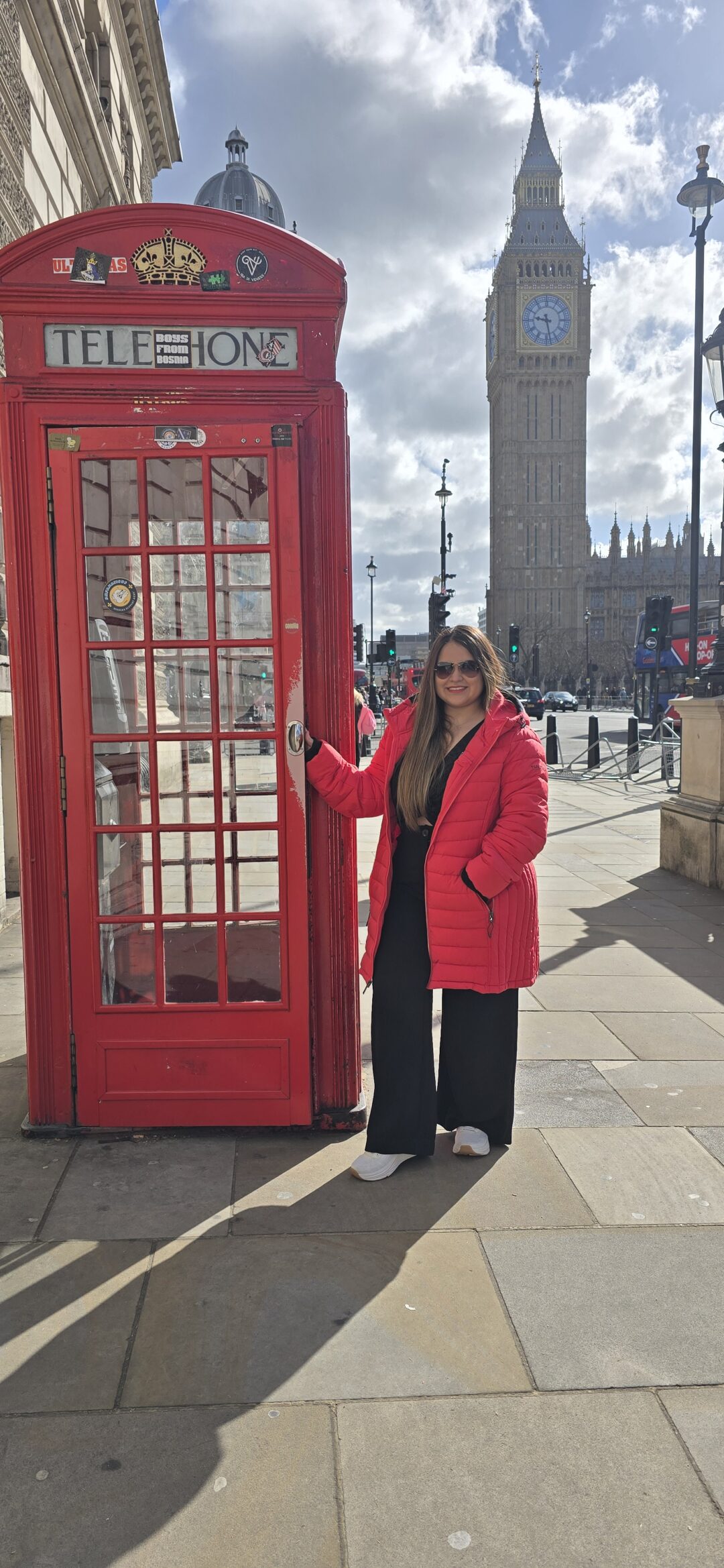 Cabina telefónica roja frente al Big Ben