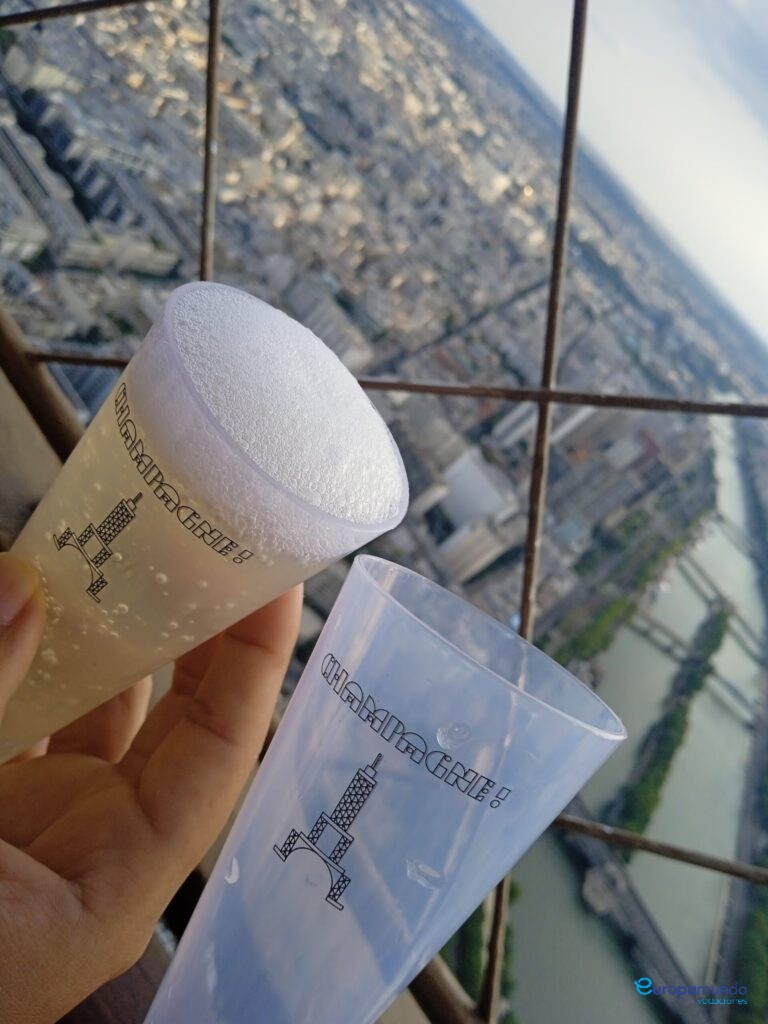 champagne en la Torre Eiffel
