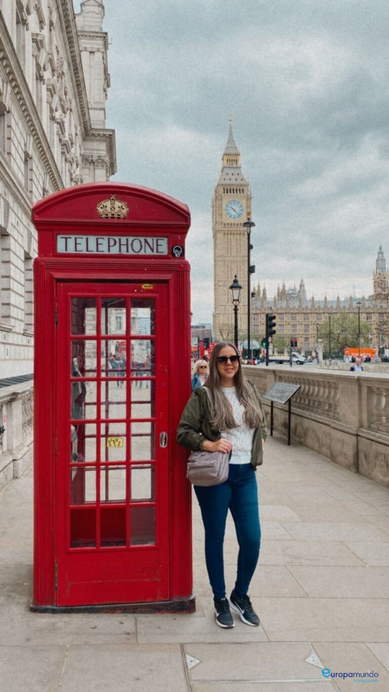 Com o Big Ben ao fundo.