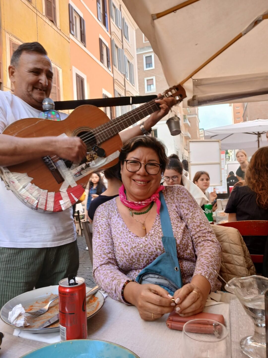 Comiendo y disfrutando de la musica