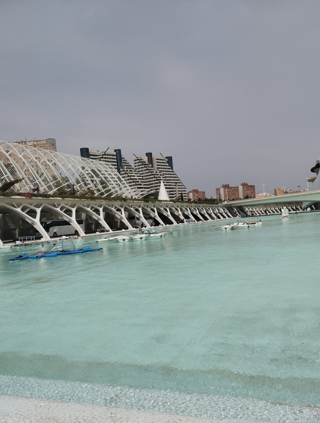 Composición en turquesa, blanco y gris