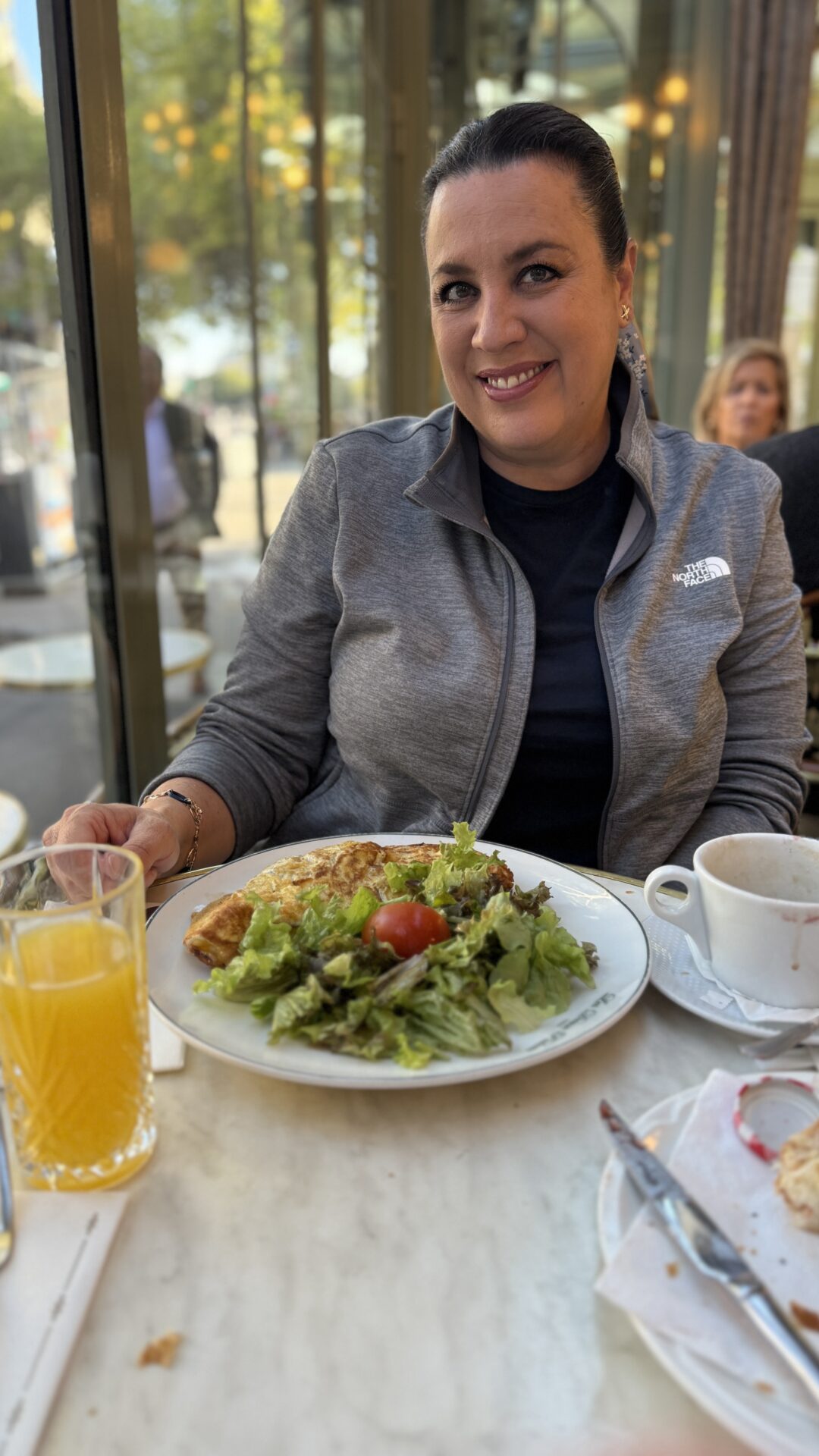 Delicioso desayuno mientras esperamos entrar a la Santa Capilla.