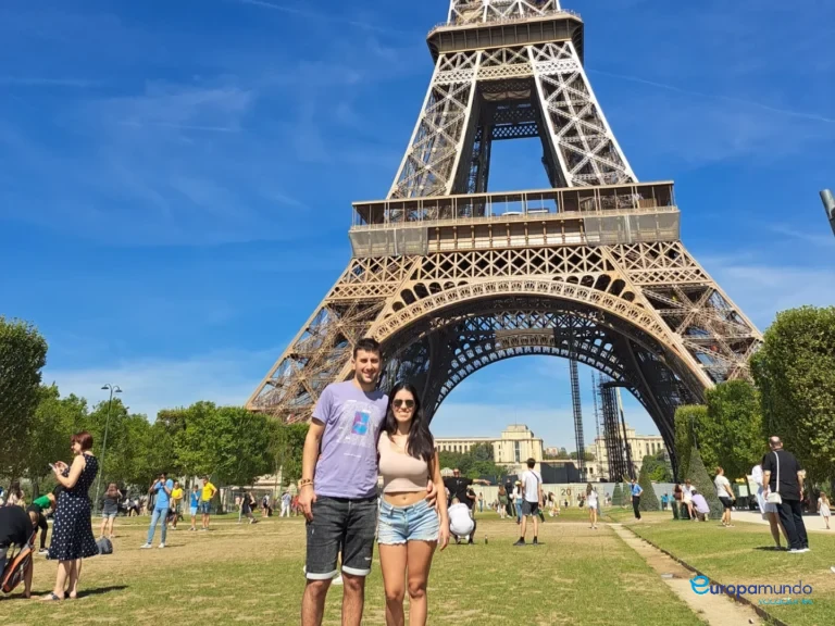 Deslumbrados por la inmensa estructura.