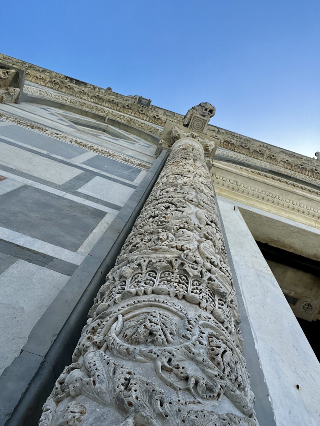 Detalle de la columna de la Catedral de Pisa