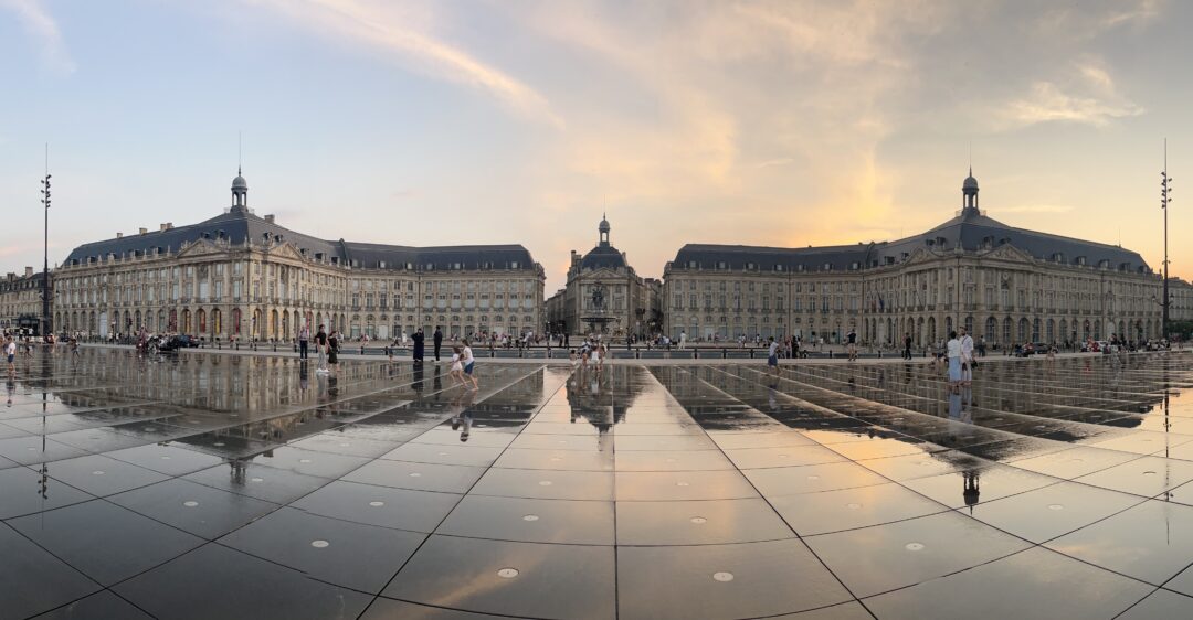 El espejo del Agua y la plaza de la Bourse.