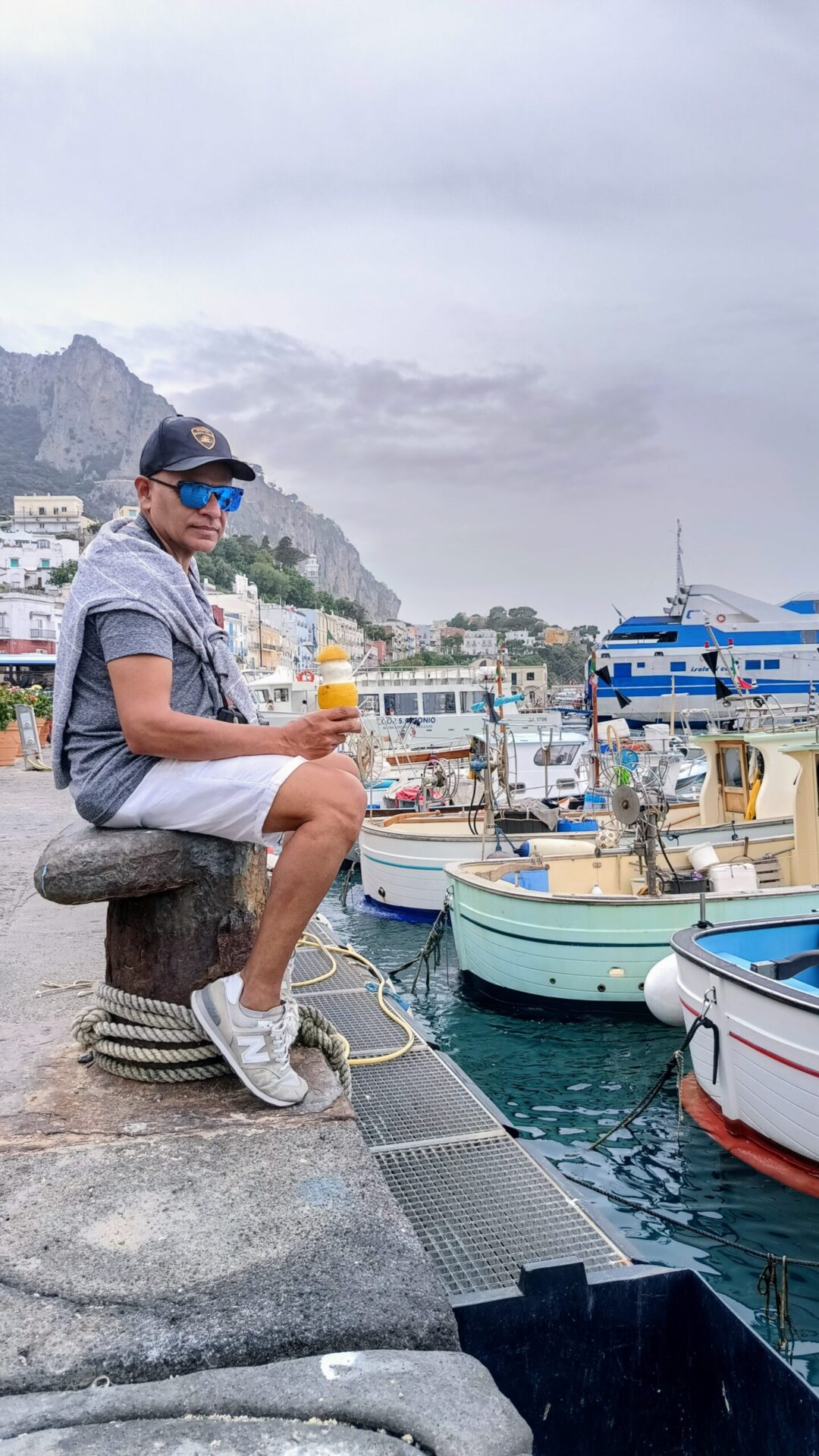 En el muelle de Capri, Italia