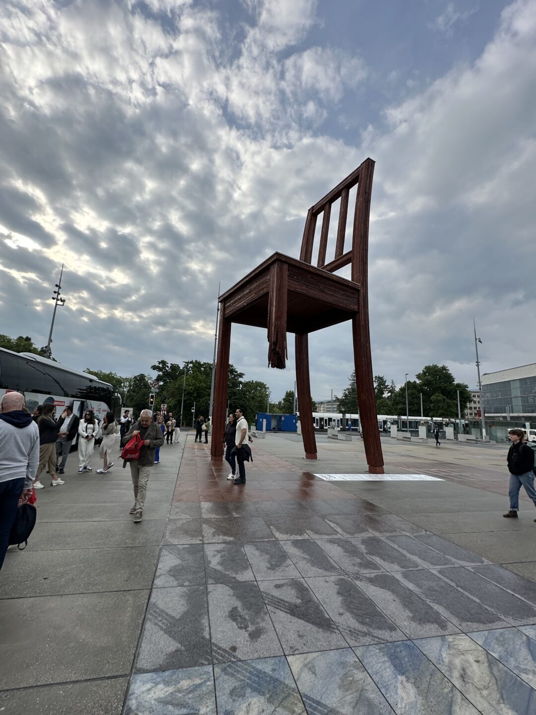 Escultura Broken Chair