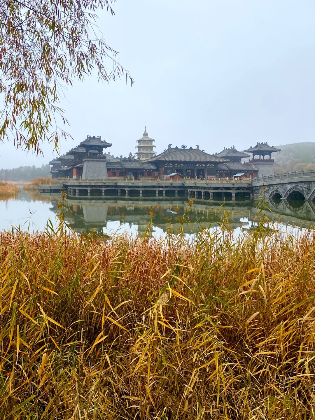 Lago vecino a las cuevas de datong china