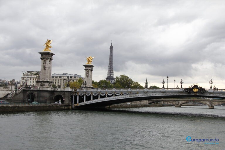 Leones y torre eiffel