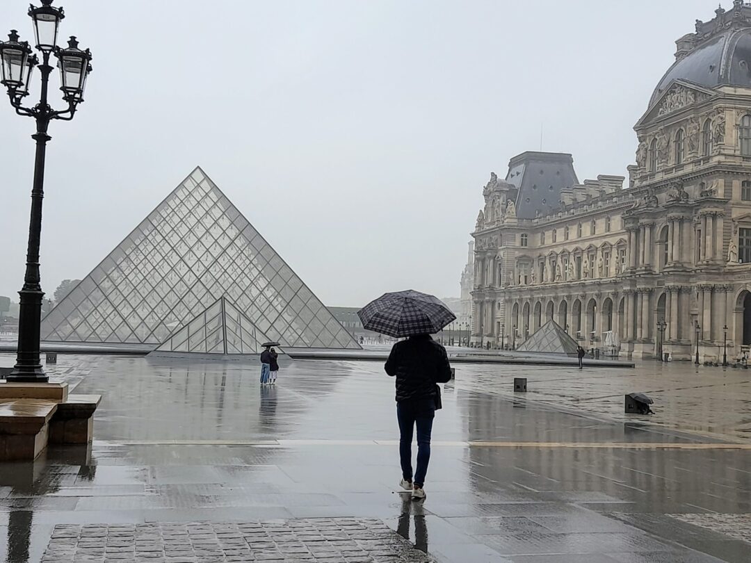 Louvre con lluvia