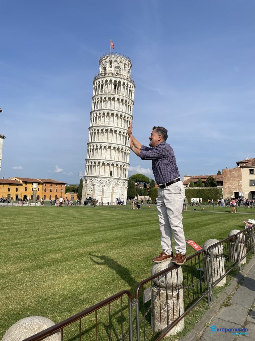 Sosteniendo la Torre de Pisa