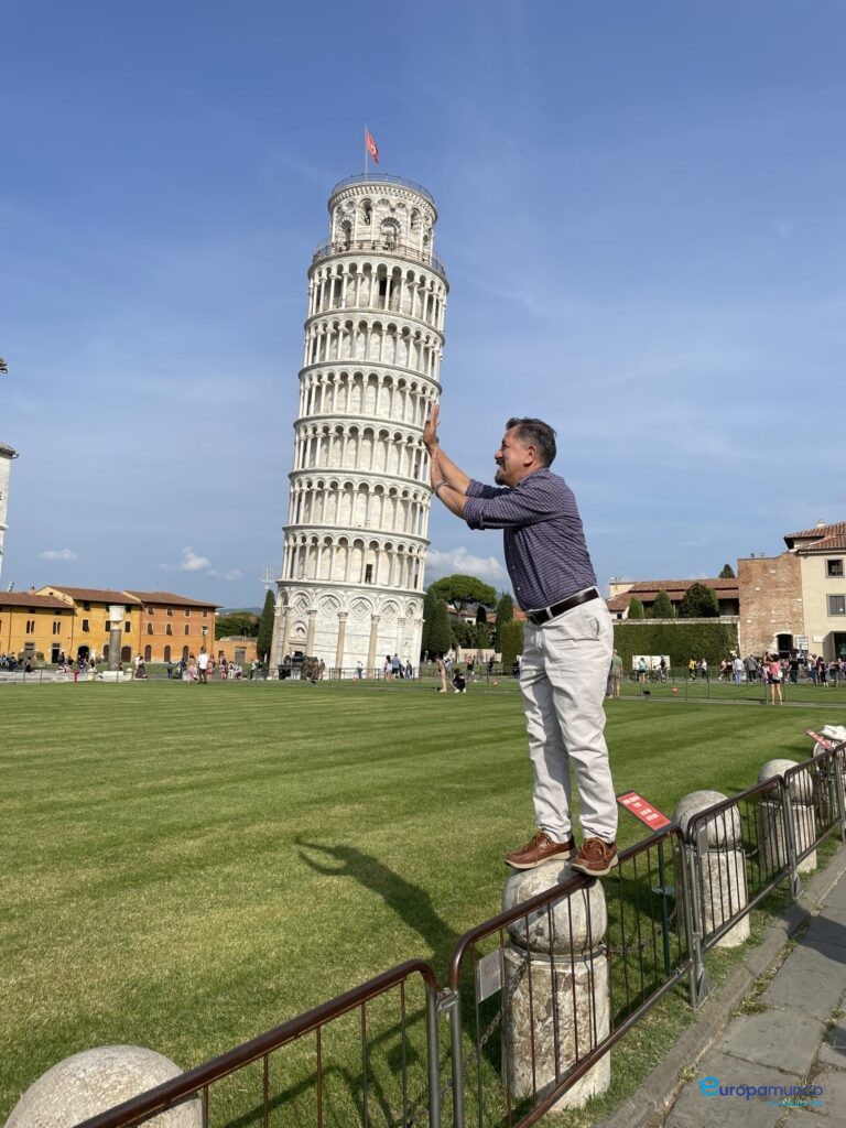 Sosteniendo la Torre de Pisa