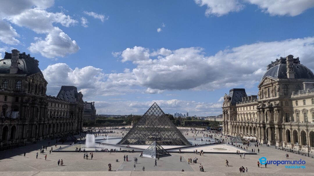 Symmetrical Louvre