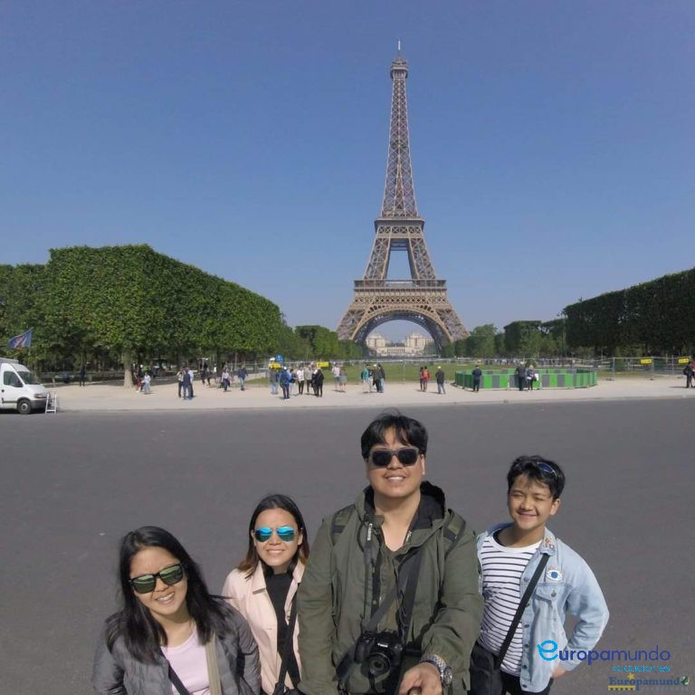 Eiffel tower morning