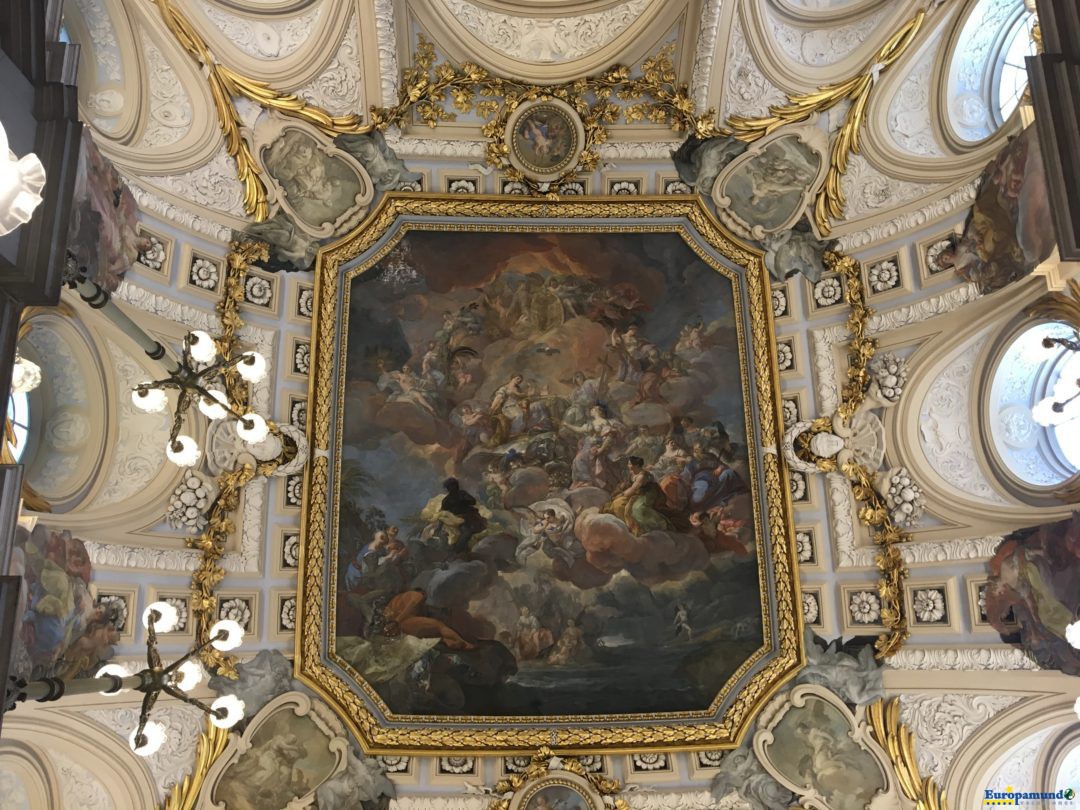 Interior del Palacio Real, pintura en el techo