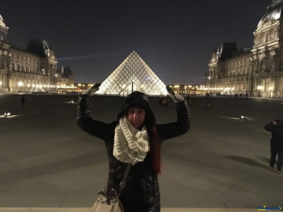 Piramide de Louvre en la noche
