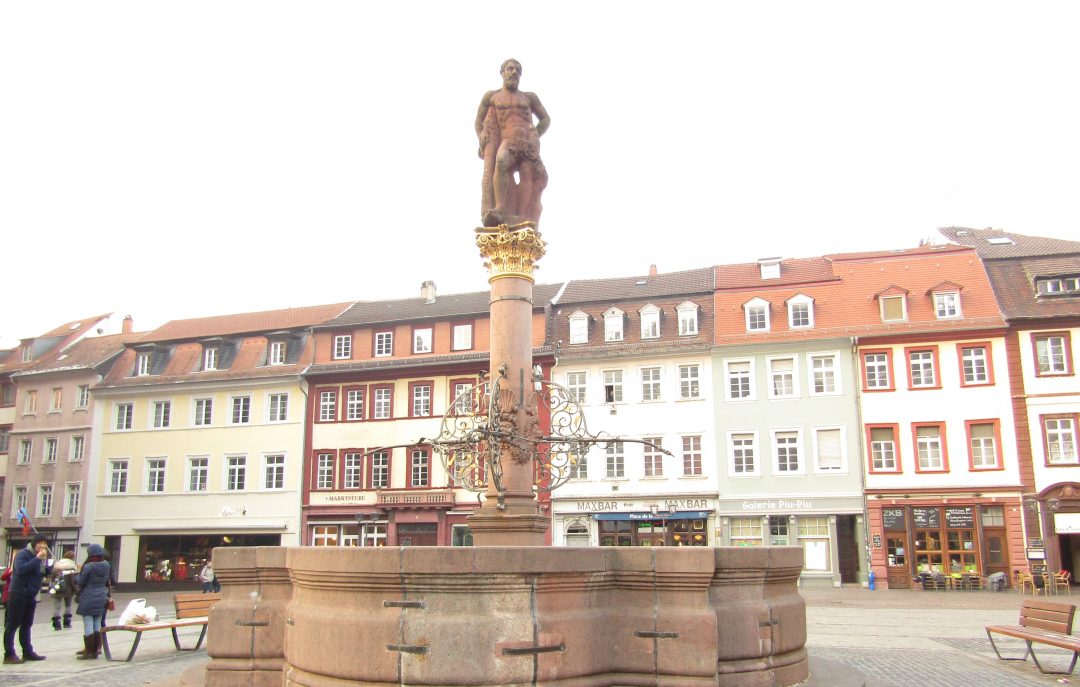 Estatua de Hércules erigida en 1703 en la Plaza de mercado por rathaus en casco antiguo de la ciudad de heidelberg Alemania