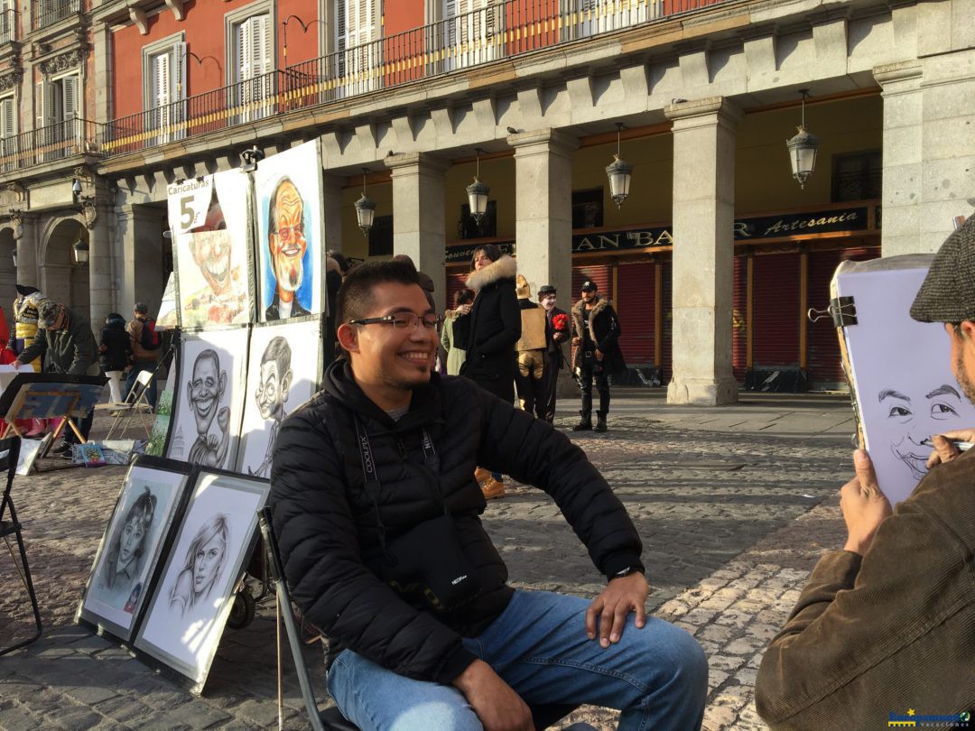 En La Plaza MAyor en Madrid, haciendome mi caricatura