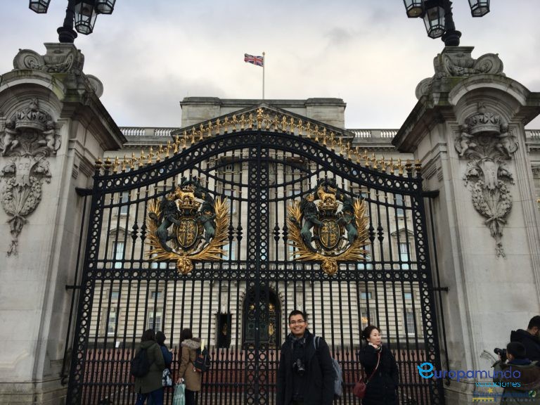 En una de las puertas del Palacio de Buckinham