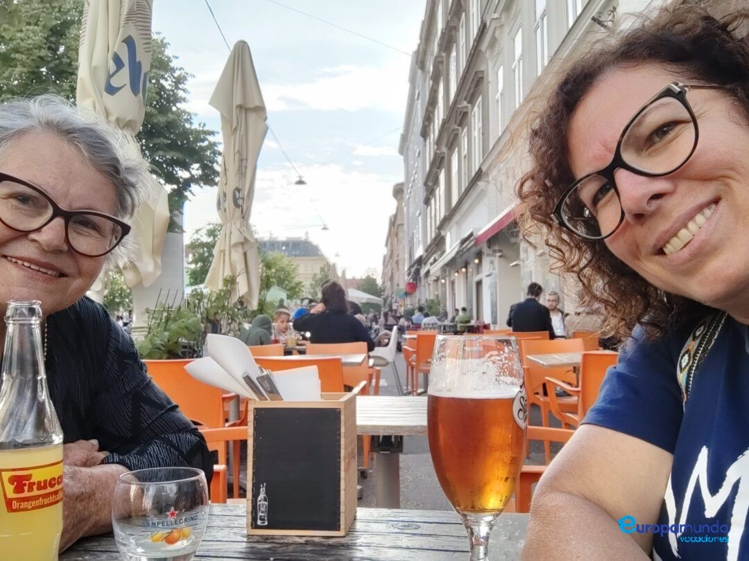 Finalizando a viagem em praça de alimentação em bairro de Viena