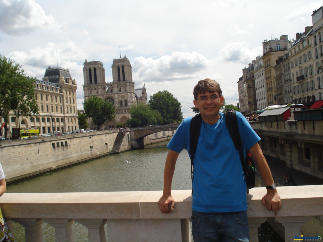 Catedral de Notre Dame de Paris ao fundo