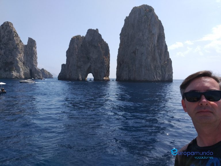 Mar Tirreno, que banha a famosa e badalada Ilha de Capri, na Itália.