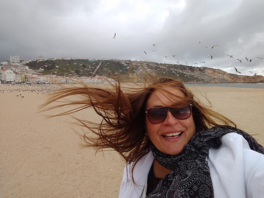 Cabelos ao vento em Nazaré