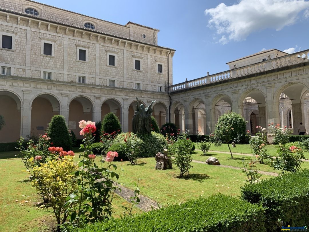 Pátio interno no Mosteiro  de Monte Cassino