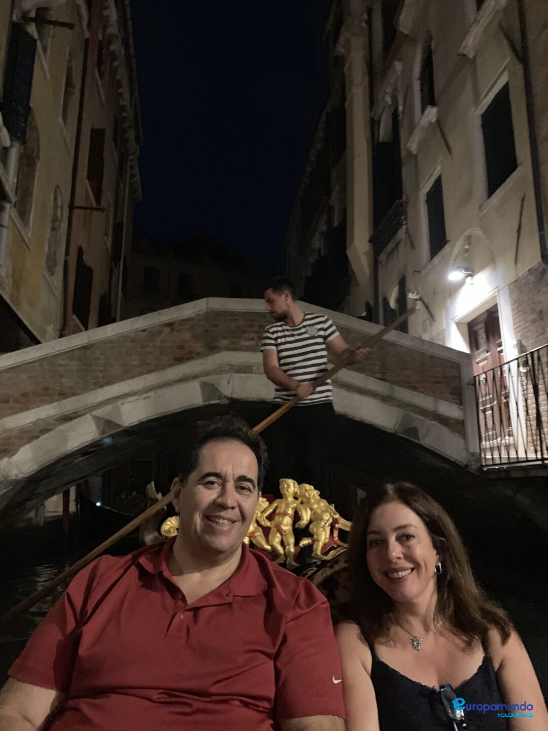 Passeio noturno de gôndola.