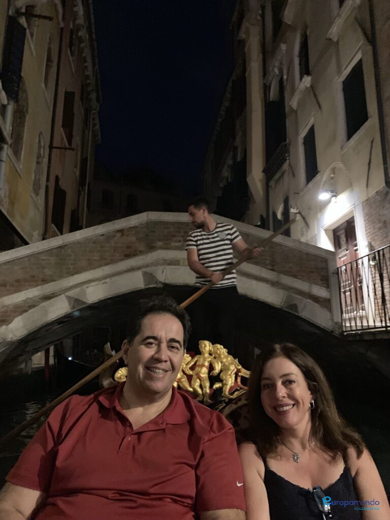 Passeio noturno de gôndola.