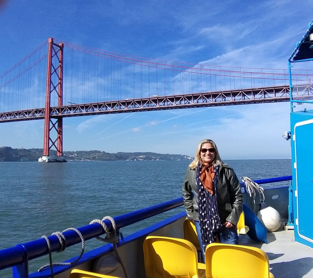 Passendo de barco no rio tejo – ponte 25 de março – bela Lisboa