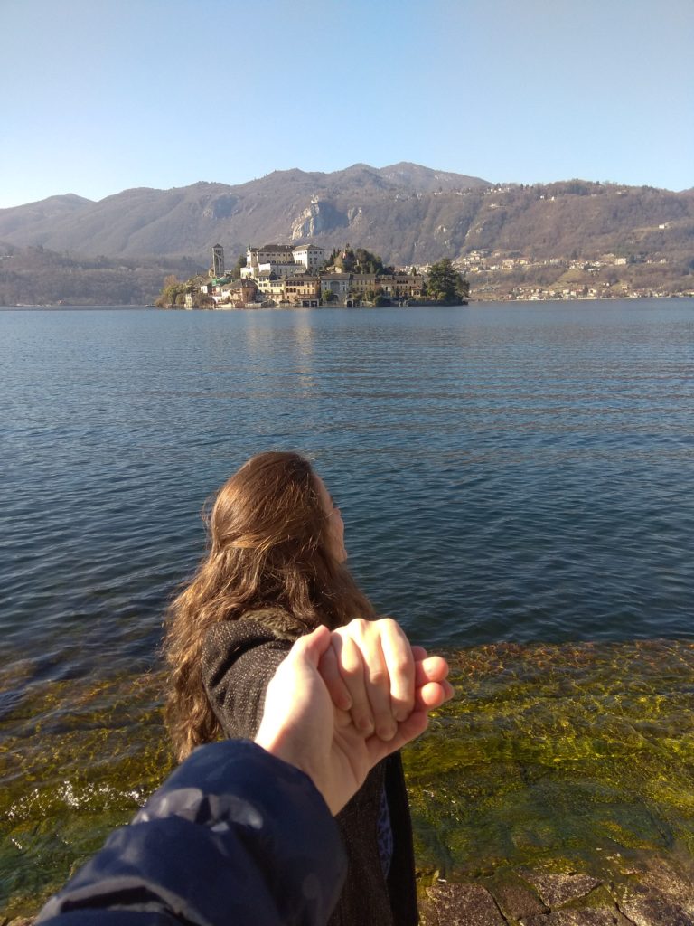 De mãos dadas em San Giulio