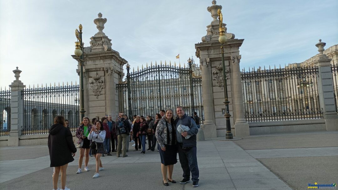 Frente al palacio