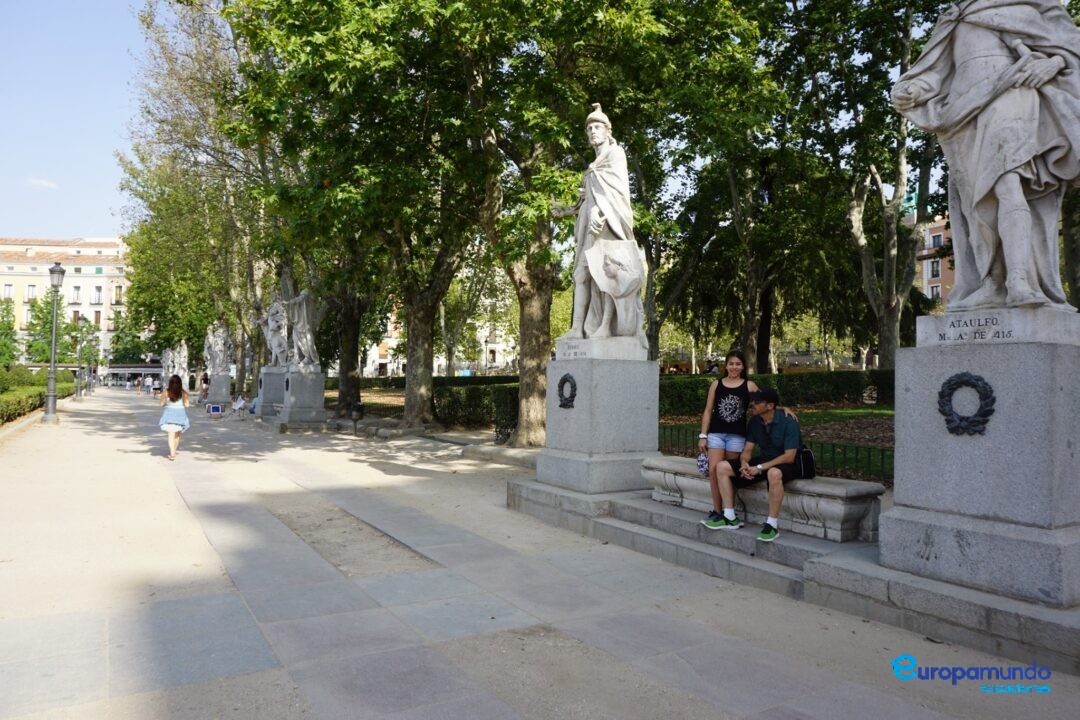 Estaturas del Palacio Real