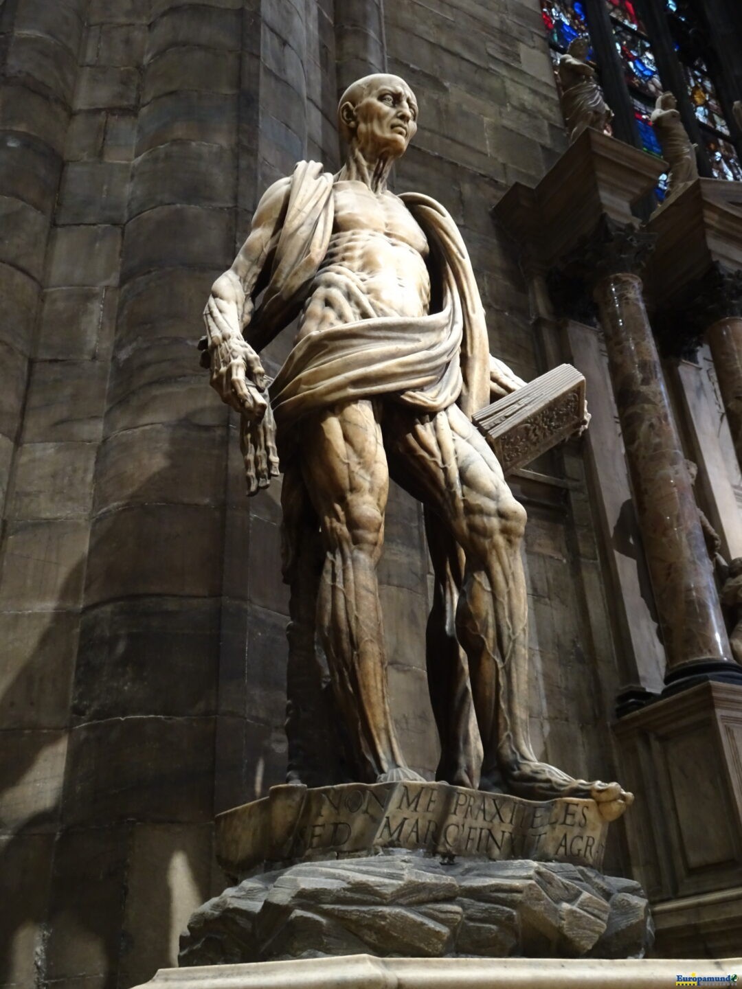 Estatua San Bartolome desollado