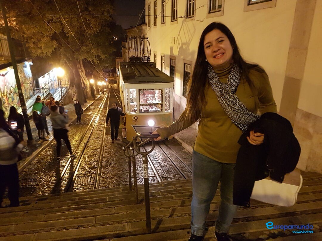 Visitando o famoso bondinho de Lisboa