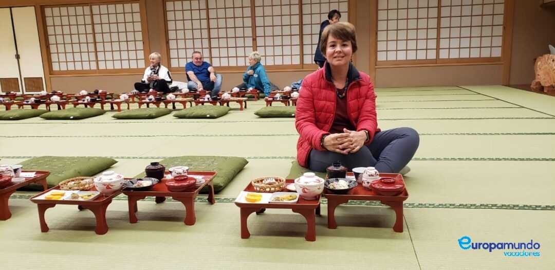 Cena en Monasterio Budista