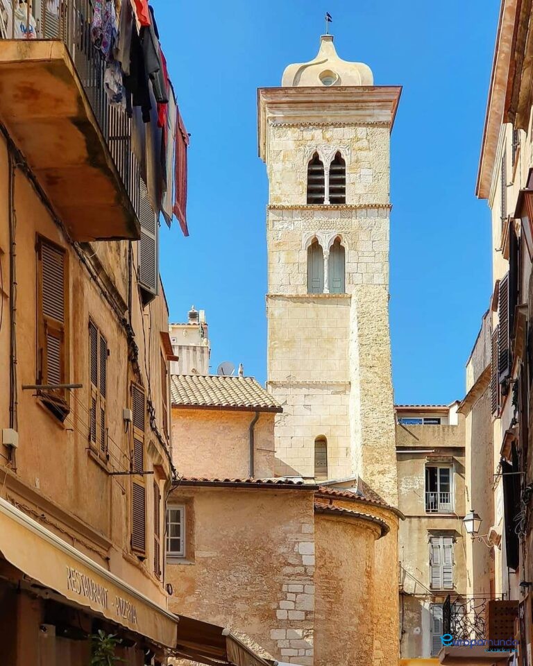 Campanario de la Église Sainte Marie Majeure