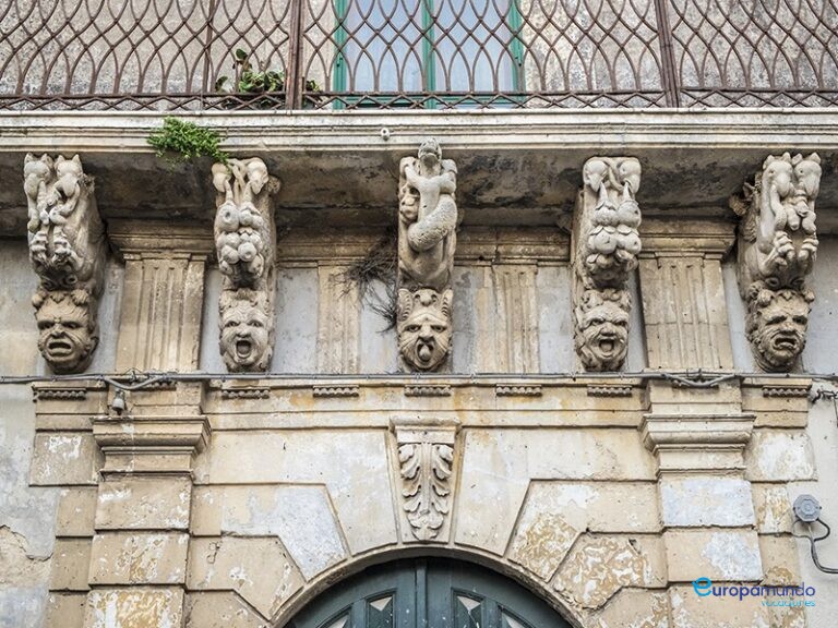 Detalle del balcón de Palacio Caruso