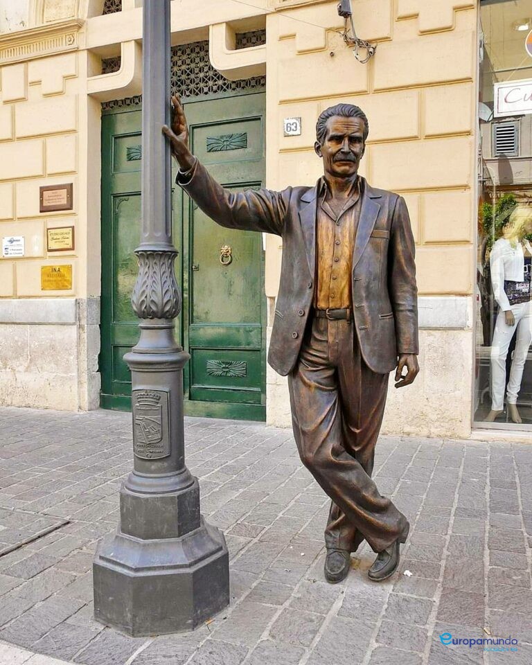 Estatua del Comisario Montalbano en Porto Empedocle