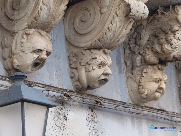 Los mascarones grotescos de Palacio Caruso