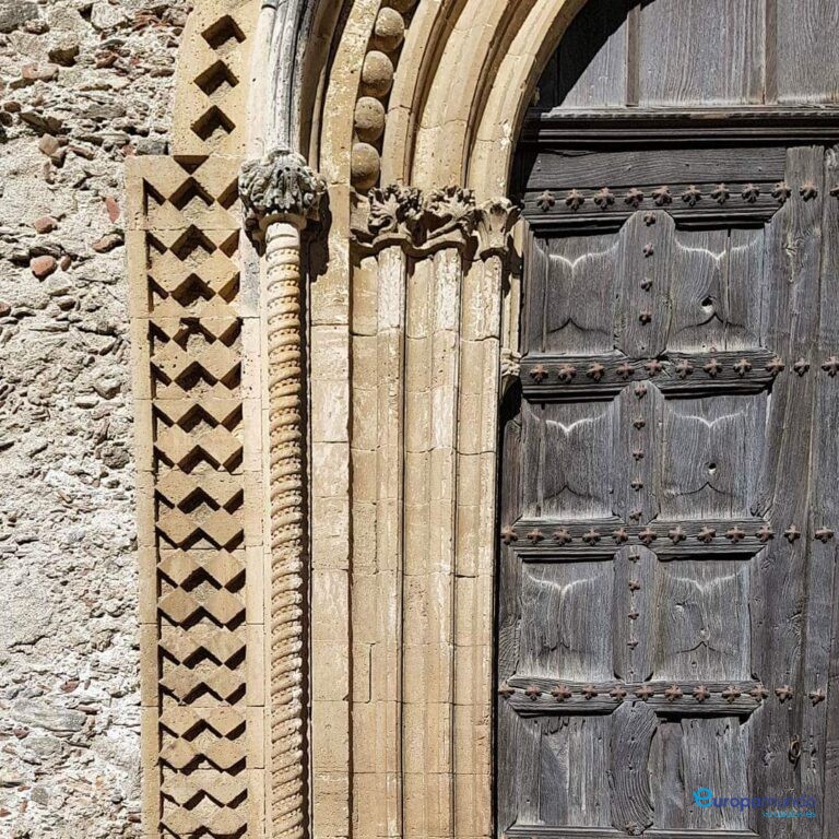 Portal gótico. Iglesia de San Michele
