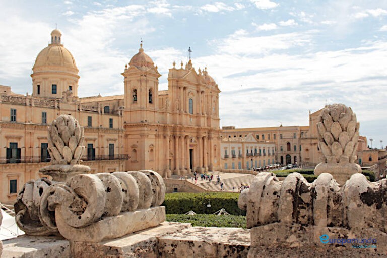 Vista de la Catedral desde la terraza de la iglesia de San Carlos Borromeo