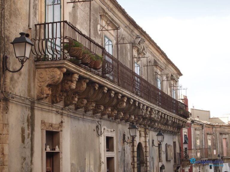 Vista del Palacio Caruso desde la calle Garibaldi